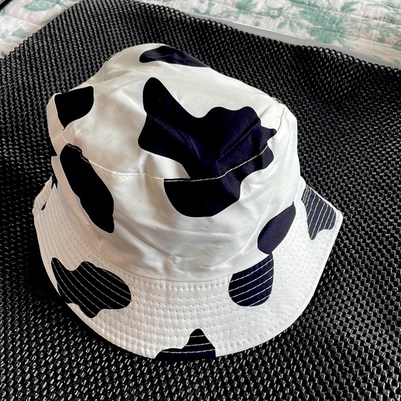 REVERSIBLE! New! tow hat looks in One! -Solid Black or Cow Print Bucket Hat! - Picture 4 of 6